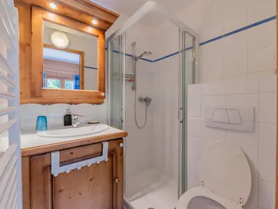 Badezimmer mit Dusche