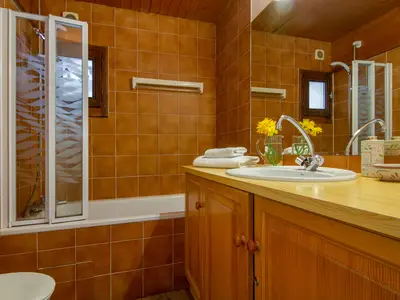 Badezimmer  mit Badewanne und Dusche