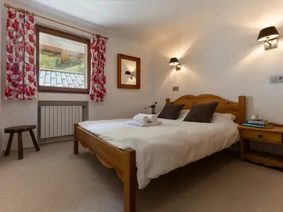 Geräumiges erstes Schlafzimmer mit Doppelbett