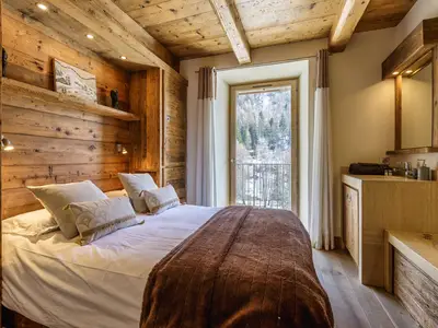 Schlafzimmer 1 mit Bad und Waschbecken