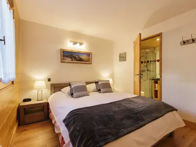 Schlafzimmer mit Doppelbett und eigenem Duschbad