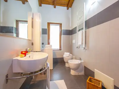 Badezimmer mit WC, Bidet und Dusche