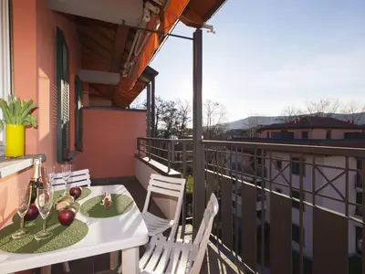 Essen im Freien mit Blick auf den Bergen