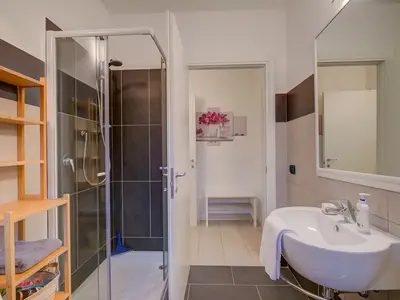 Badezimmer mit Dusche