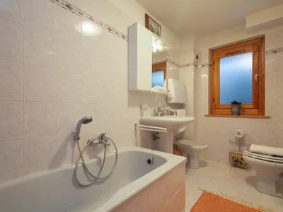 Badezimmer mit Badewanne