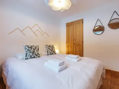 Stilvolles Schlafzimmer mit Doppelbett