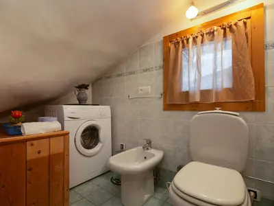 Zweites Badezimmer mit Bidet und Waschmaschine