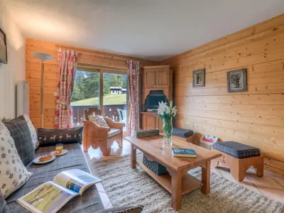 Wohnzimmer mit Zugang zum Balkon