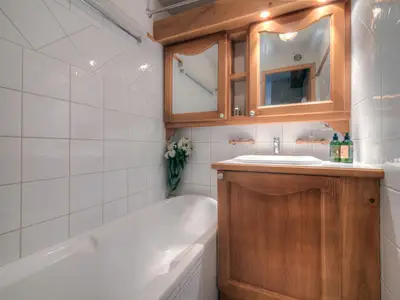 Badezimmer mit Badewanne