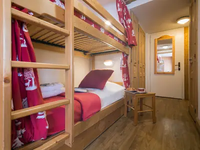 Hochbett im separaten Teil des Wohnzimmers