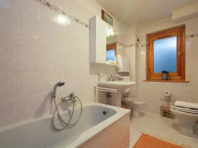 Badezimmer mit Badewanne