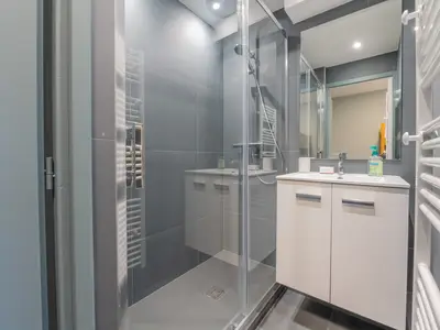 Badezimmer mit Dusche