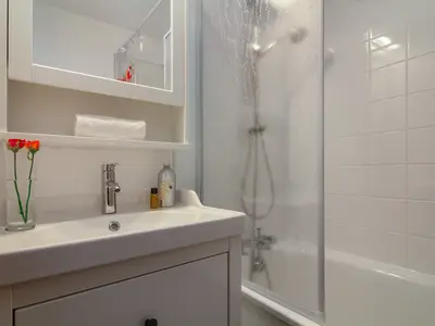 Modern eingerichtetes Badezimmer