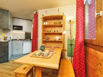 Esstisch im savoyardischen Stil