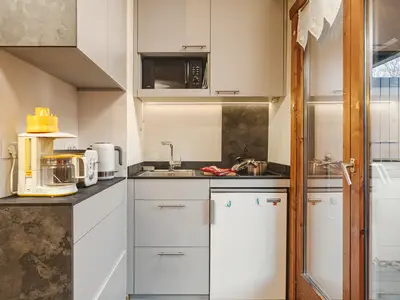 Praktische Küche neben dem Zugang zum Balkon