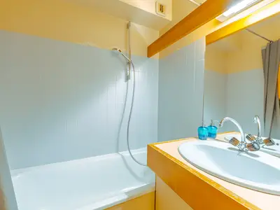 Badezimmer mit Dusche