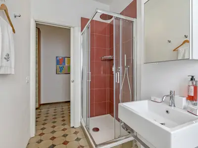 Badezimmer mit Dusche
