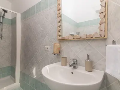 Badezimmer mit Dusche