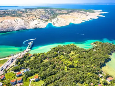 Bucht von Lopar und Fährhafen aus der Vogelperspektive