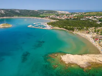 Luftaufnahme des Strandes Rajska Plaza auf der Insel Rab
