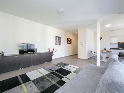 Wohnzimmer mit komfortables Schlafsofa und Fernseher