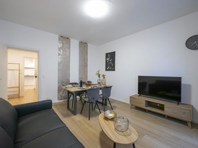 Geräumiges Wohnzimmer mit Schlafsofa