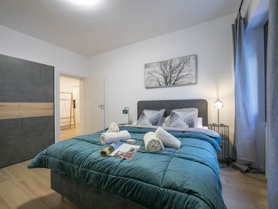 Schlafzimmer mit Kleiderschrank