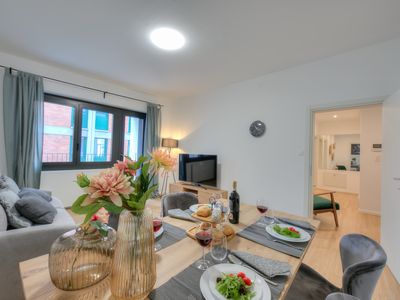 Großes Wohnzimmer mit Balkon