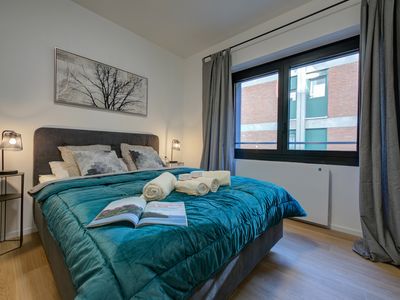 Helles Schlafzimmer mit Doppelbett