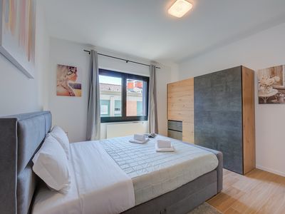 Großes, helles Schlafzimmer