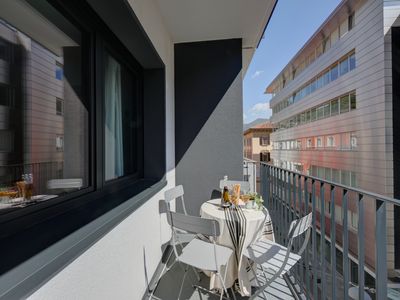 Balkon mit kleinem Tisch