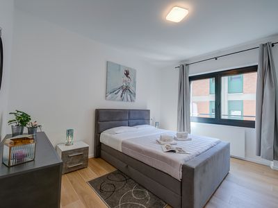 Hauptschlafzimmer mit großem Bett