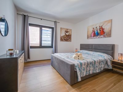 Großes Schlafzimmer mit Doppelbett