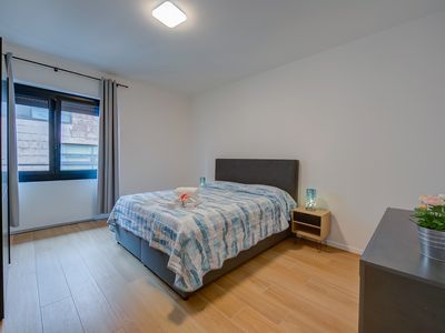 Schlafzimmer mit Kleiderschrank