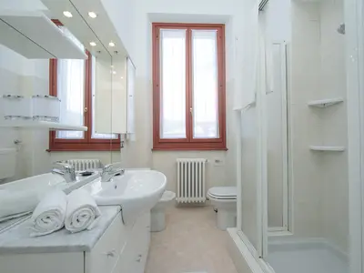 Badezimmer mit Dusche