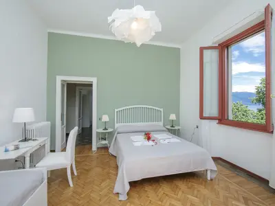 Schlafzimmer mit doppelbett und Einzelbett