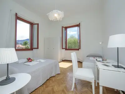 Schlafzimmer mit doppelbett und Einzelbett