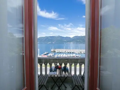 Tür zum Balkon mit Seeblick