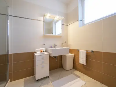 Badezimmer mit Dusche