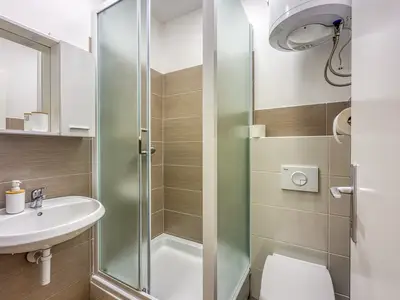 Badezimmer mit Dusche