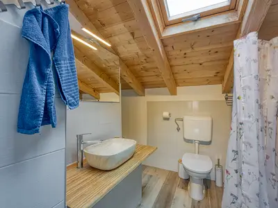 Badezimmer mit Dusche
