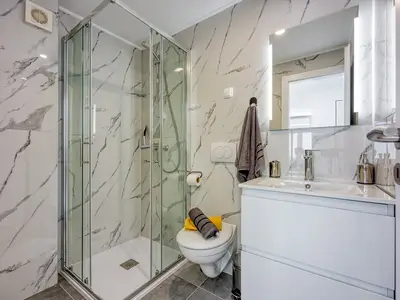 Badezimmer mit Dusche