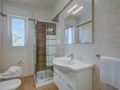 Badezimmer mit Dusche