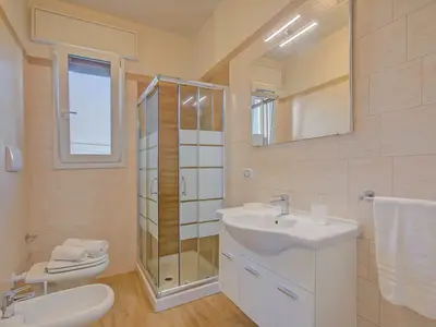 Badezimmer mit Dusche