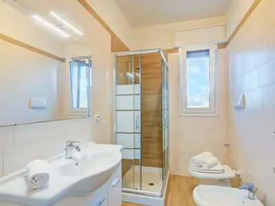 Badezimmer mit Dusche