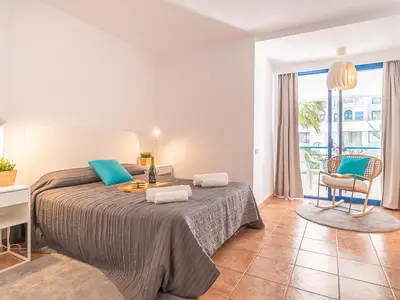 Hauptschlafzimmer mit Doppelbett und Terrasse