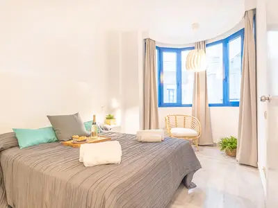 Hauptschlafzimmer im Obergeschoss mit Doppelbett