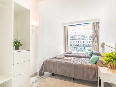 Helles Schlafzimmer mit Kleiderschränken