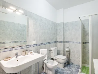 Badezimmer mit Dusche