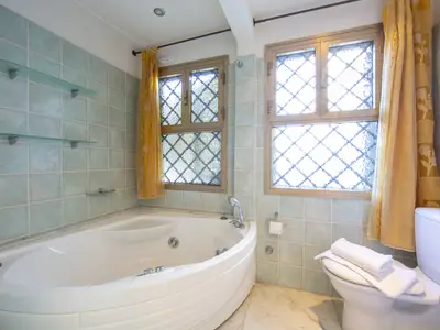 Schöne und große Badewanne im Badezimmer.